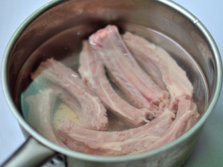 蒜香烤肋排,肋排洗净，用清水侵泡2小时，中途换2-3次水