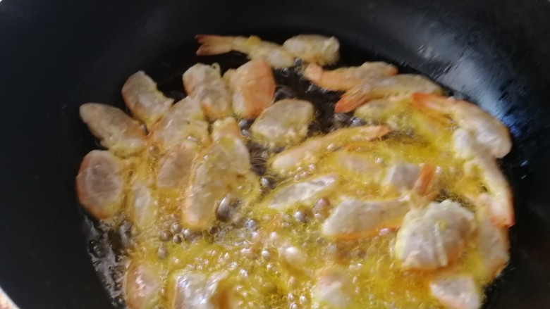 家常菜_糖醋溜大虾,起油锅，油热开始炸大虾