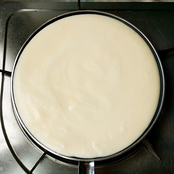 裸蛋糕——平底锅也能做烘焙,将搅拌均匀的蛋糕糊倒进不沾平底锅中震一下气泡，加盖小火慢烘。（锅中不用放油）