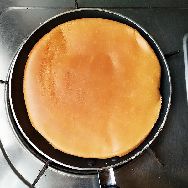 裸蛋糕——平底锅也能做烘焙,一面烘好之后翻面烘一下另外一面。