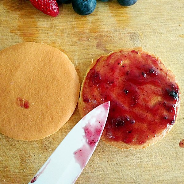 裸蛋糕——平底锅也能做烘焙,将蛋糕片切出自己需要的圆形（可以先用碗口或杯子口压出印再切），也可以直接切成方形，自己喜欢就好。我一共切了6片蛋糕片，在其中3片上涂了一层<a style='color:red;display:inline-block;' href='/shicai/ 623'>蓝莓</a>果酱。