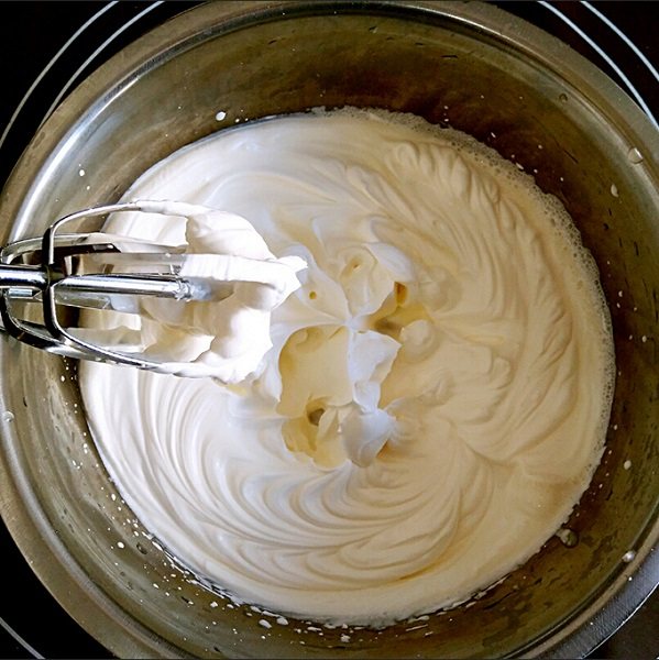 裸蛋糕——平底锅也能做烘焙, 将淡奶油打发。