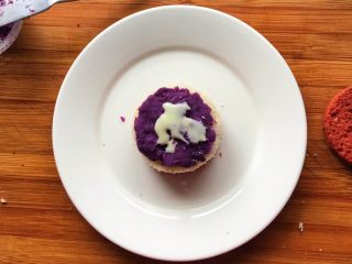 迷你版紫薯馅吐司红丝绒裸蛋糕,淋上少许甘纳许