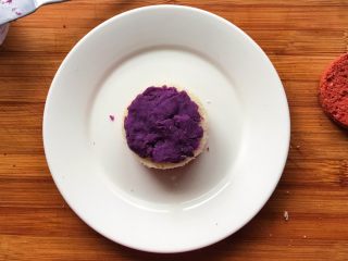 迷你版紫薯馅吐司红丝绒裸蛋糕,盖上吐司片，再涂上紫薯馅