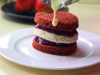 迷你版紫薯馅吐司红丝绒裸蛋糕,心形的也同样做好，淋上甘纳许