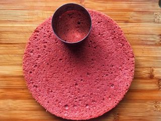 迷你版紫薯馅吐司红丝绒裸蛋糕,用慕斯圈切割成型
