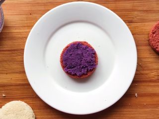 迷你版紫薯馅吐司红丝绒裸蛋糕,取一片蛋糕片，涂上紫薯馅