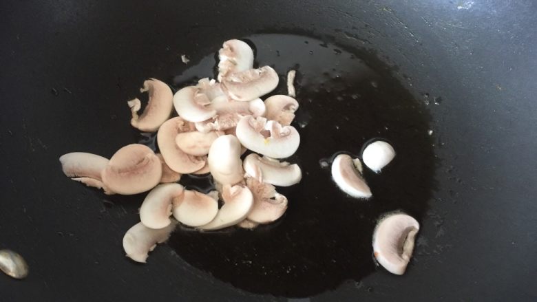 咖喱牛腩饭,锅里热油后放入白蘑菇炒香