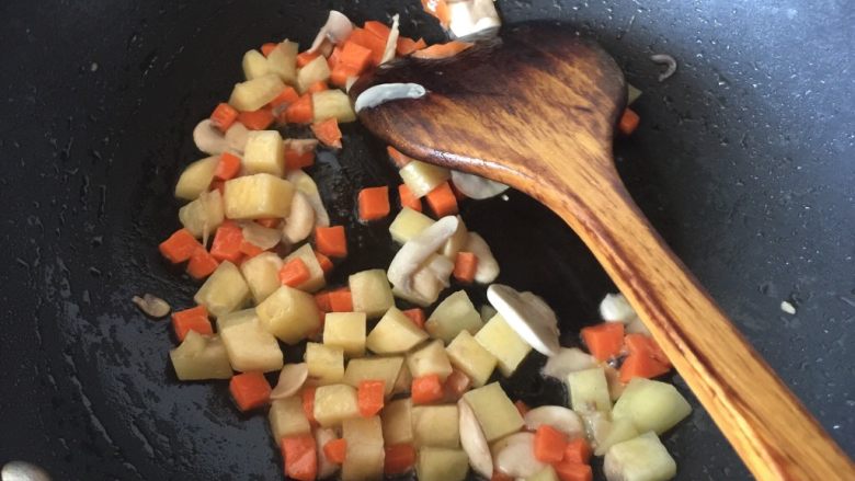 咖喱牛腩饭,放入土豆和胡萝卜翻炒至土豆表面金黄