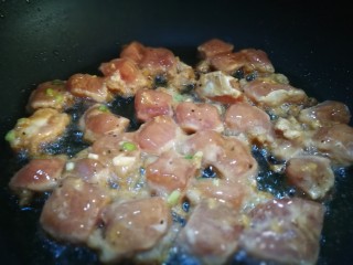 黑椒猪肉粒,锅中油热下肉丁