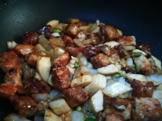 黑椒猪肉粒,把杏鲍菇洋葱丁倒入锅中 翻炒均匀