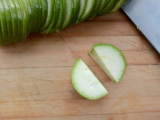 肉炒角瓜,再把圆片切成两半。