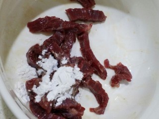 黑椒牛肉意面,加入生粉抓匀腌制20分钟。