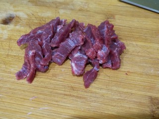 黑椒牛肉意面,牛肉切条。