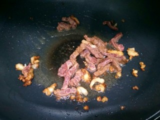 黑椒牛肉意面,把腌制好牛肉下锅炒变色。盛出。油留下。