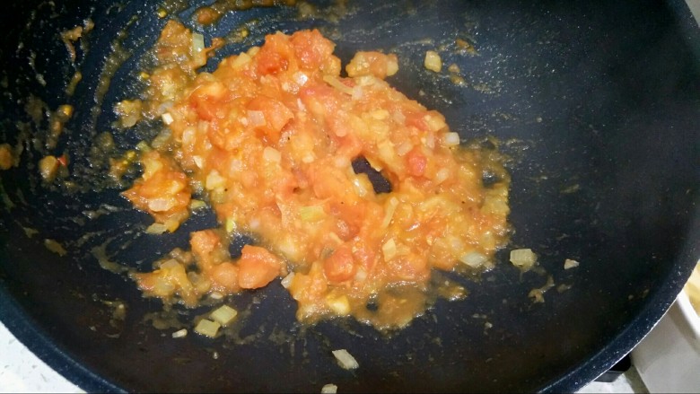 黑椒牛肉意面,下西红柿炒成泥。