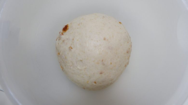 全麦油葱酥软欧面包,放入容器，盖上盖子或者保鲜膜。 进行一次发酵，发酵至2.5倍大。
温度控制在25-28之间 一发温度不可超过30度