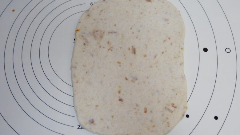 全麦油葱酥软欧面包,取一份松弛好的面团擀开，擀成长方形。