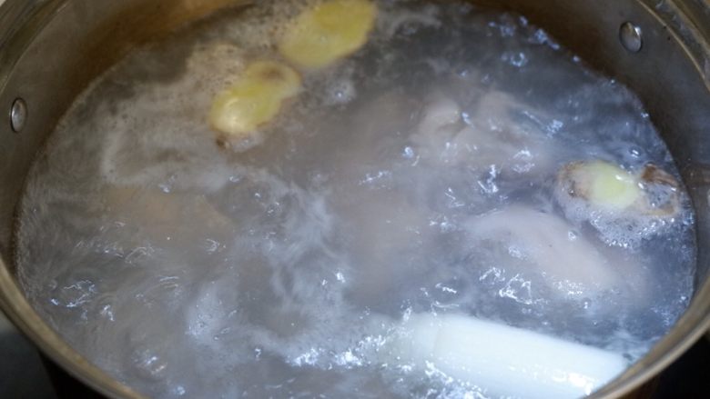 经典下饭菜—红焖猪蹄,加入猪蹄煮沸。煮到飘起浮沫
