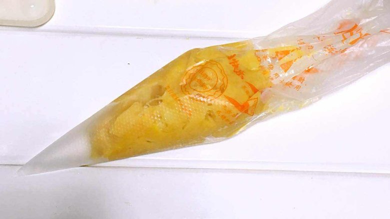 宝宝辅食之鸡肉玉米肠,搅拌均匀后放入裱花袋。