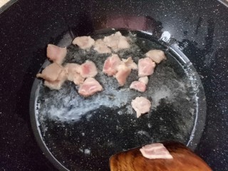 肉炒角瓜,放入猪肉片翻炒。