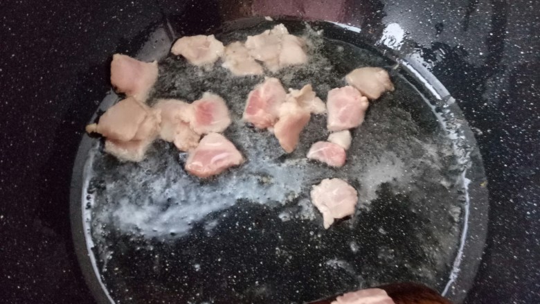 肉炒角瓜,放入猪肉片翻炒。