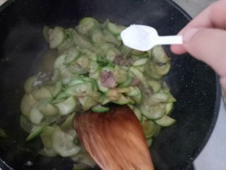 肉炒角瓜,炒一会，角瓜变色了就可以关火放味精了。