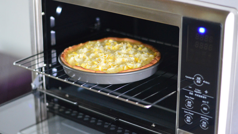 榴莲披萨,放入烤箱，200度上下火，烤至芝士融化即可