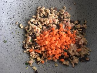 香菇瘦肉粥,加入胡萝卜丁翻炒