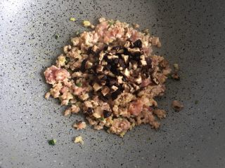 香菇瘦肉粥,下入香菇