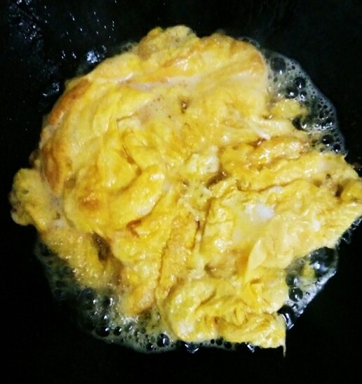 零失误―番茄鸡蛋面,热锅里加入适量食用油，烧热，倒入鸡蛋煎至两面金黄，盛起备用