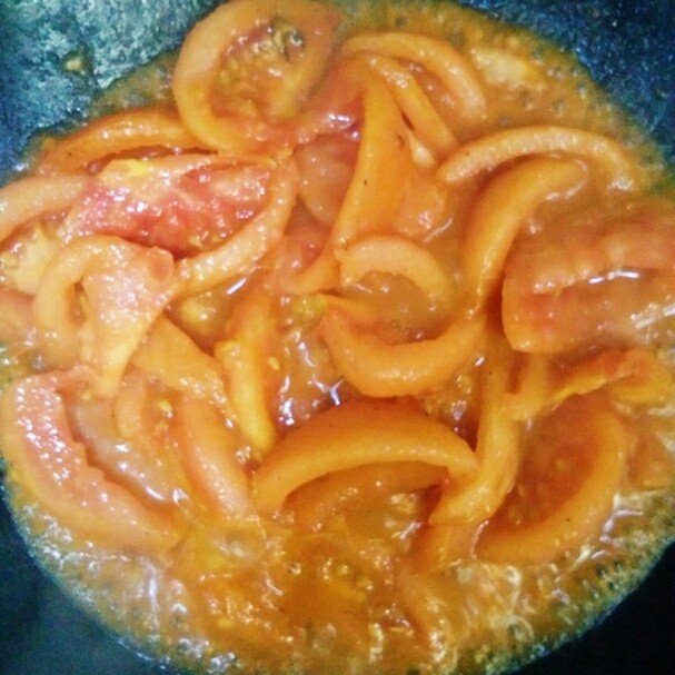 零失误―番茄鸡蛋面,鸡蛋盛起后，在锅里放少许食用油，放入姜片爆香，然后放入番茄翻炒，炒至冒出番茄汁为止