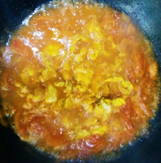 零失误―番茄鸡蛋面,把煎好的鸡蛋倒入番茄锅里，加一碗水，小火慢熬十分钟，这样番茄汁会很浓。