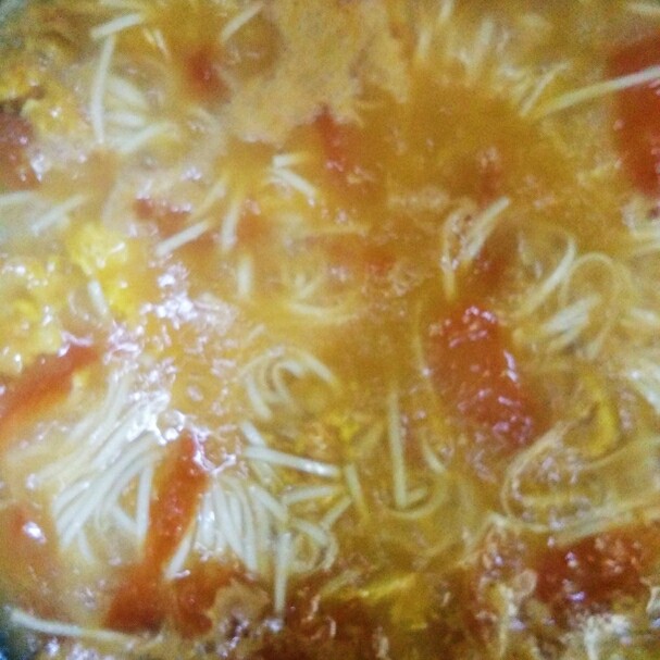 零失误―番茄鸡蛋面,开水里下面，煮开后放入蒜苗，再小火煮五六分钟，放适量食用盐。