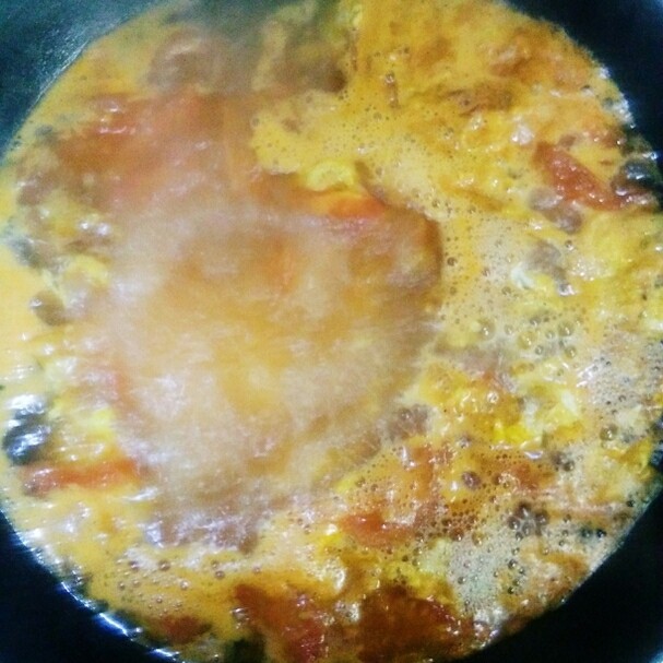 零失误―番茄鸡蛋面,倒入开水沸腾，准备下面，开水省时间
