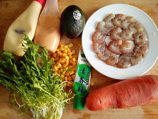 鲜虾牛油果沙拉,准备食材。甜玉米粒是熟的，鲜虾洗净剥壳，苦菊洗净控干水份。