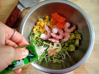 鲜虾牛油果沙拉,将各种食材放入容器中，根据个人口味挤入适量的沙拉酱，千岛酱和青芥末，拌匀。
