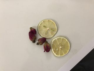 百变水果—自制水果干茶片,一片红心火龙果两片柠檬加几朵玫瑰玫瑰
颜色美死了