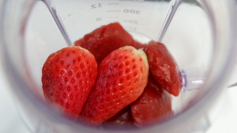 百变水果—完美代餐=水果+燕麦+酸奶,草莓放入料理杯