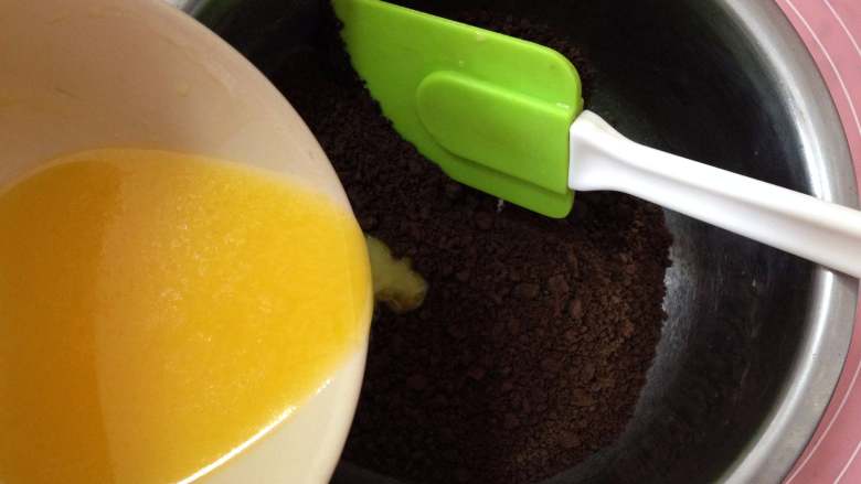 不用烤箱的甜点―奥利奥芒果慕斯,加入黄油翻拌均匀