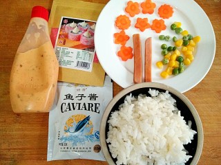 多味寿司,准备食材。青豆和甜玉米粒先过开水焯熟，米饭现煮或剩的都可以，如果是剩米饭可以先加热一下。