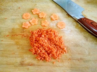 多味寿司,胡萝卜一部分切花片，剩下的切碎末。