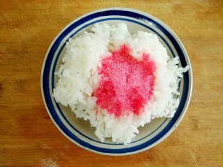 多味寿司,将米饭分成三等份，其中一份加入樱花粉。