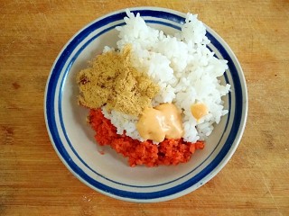 多味寿司,在另一份米饭中加入胡萝卜碎，肉松和千岛酱。