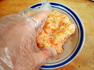 多味寿司,戴一次性手套抓拌均匀。