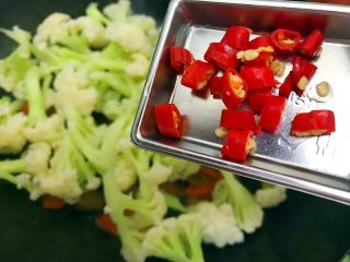 创意料理の胡萝卜酱肉炒菜花,加入小红椒