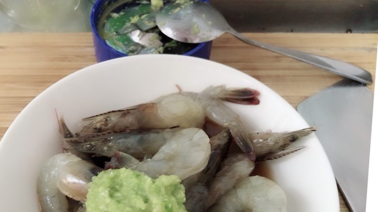 签签虾,将打好的泥倒入虾中搅拌均匀，进一步腌制。