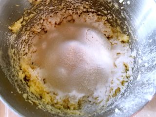 拼色蔓越梅饼干,过筛低筋面粉，切拌均匀，取一半搅拌好的面团加入一半蔓越梅搅拌均匀