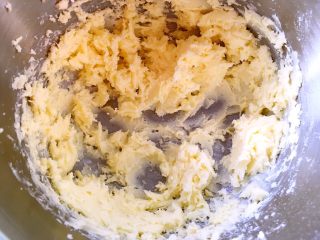 拼色蔓越梅饼干,加入糖粉搅拌几下，之后打蛋器打发至蓬松状态