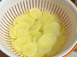 泡椒土豆片,土豆顺着切成薄片。